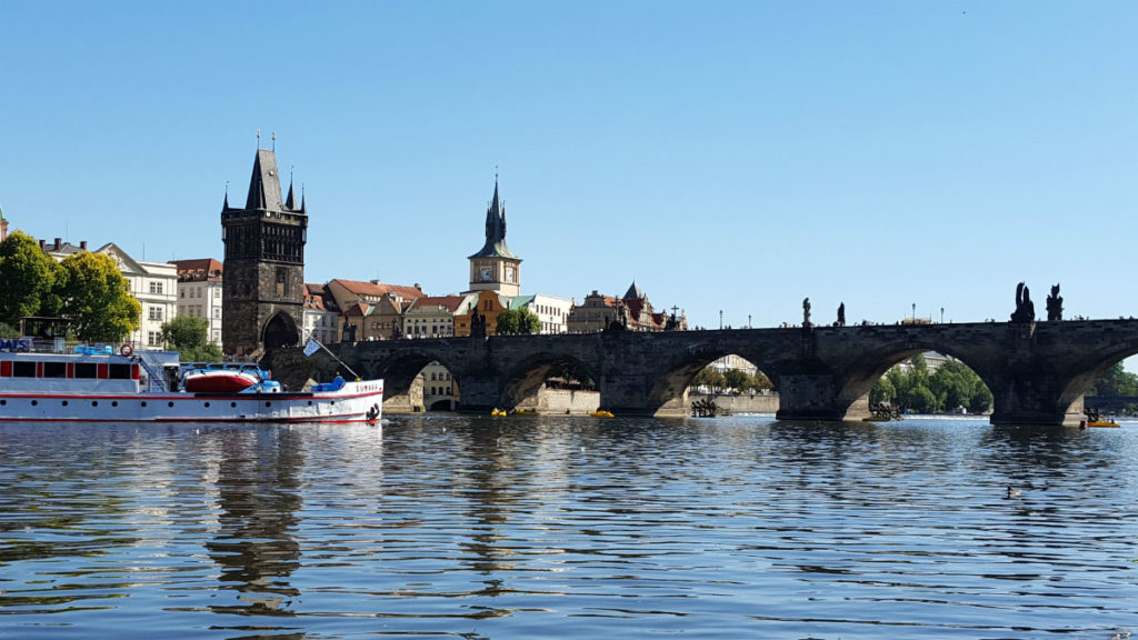 Prag-gezilecek-yerler-charles-köprüsü